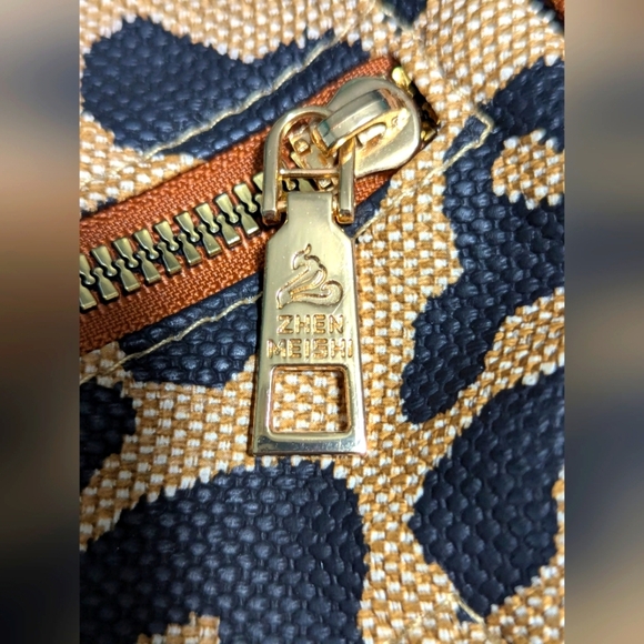 Zhen Meishi Leopard Print Crossbody Bag Lots of Pockets - Picture 5 of 6